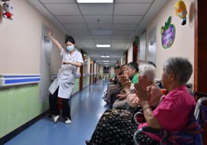 “00后”决定住进养老院