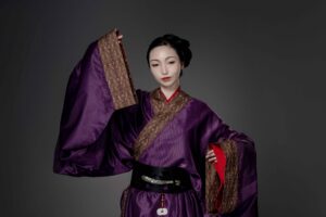 让世界感受汉服之美！揭秘首部《汉服》英文书