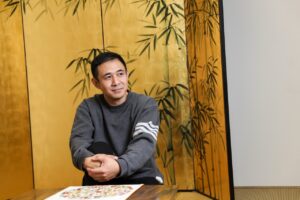 从影视明星到话剧“拓荒人”  贾一平：用时光点一盏属于中国戏剧的灯