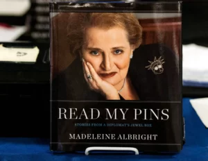 明星和胸针的那些故事