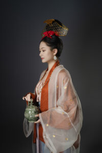 衫儿轻罩雾 铁甲重如山  揭秘首部《汉服》英文书（五）