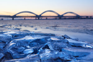冰城不冷：一座城市的双重人格