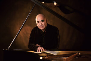 孔祥东：黑白键上的生命突围